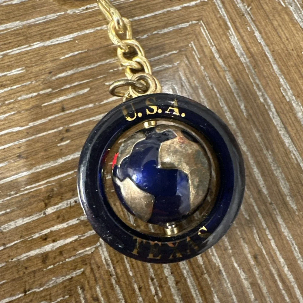 TEXAS USA GLOBE  METAL KEYCHAIN  BLUE/GOLD  TONE‎